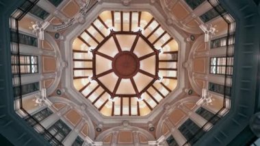 Tokyo, Japonya 'daki Tokyo istasyonunun iç manzarası.