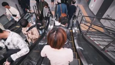 Metrodaki Asyalılar 