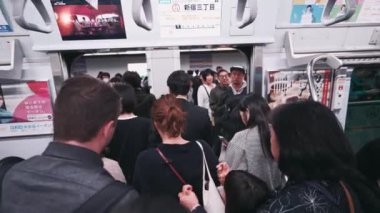 Metrodaki Asyalılar 