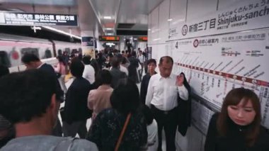 Metrodaki Asyalılar 