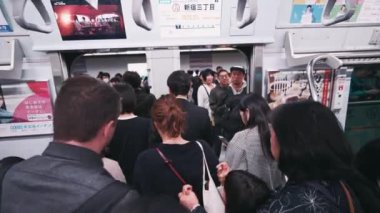 Metrodaki Asyalılar 