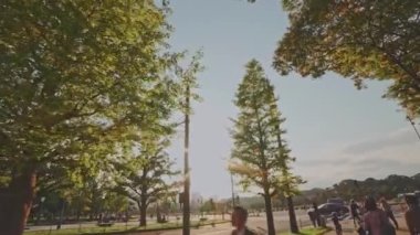 İnsanlar şehir parkında eğleniyor. 