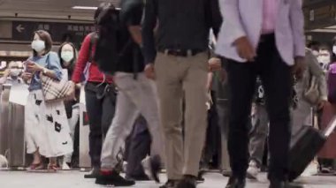 Metrodaki Asyalılar 