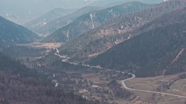 Shangri-La Yunnan Çin 'deki Shudu gölü ve ormanıyla birlikte İHA görüntülerinin üzerinden uçtu.