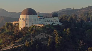 Los Angeles şehir merkezinin üstündeki uçuş silueti