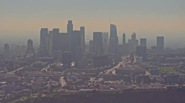 Los Angeles şehir merkezinin üstündeki uçuş silueti