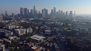 Los Angeles şehir merkezinin üstündeki uçuş silueti