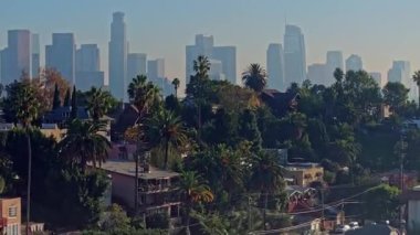 Los Angeles şehir merkezinin üstündeki uçuş silueti