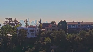 Los Angeles şehir merkezinin üstündeki uçuş silueti