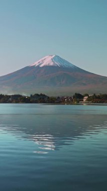 Karlı Fuji dağı sakin gölü yansıtıyor