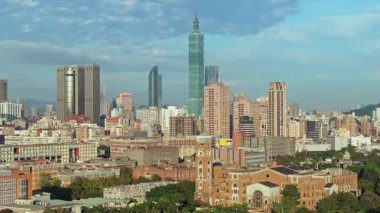 Yüksek binalar ve bulutların yer aldığı şehir silueti. Taipei, Tayvan