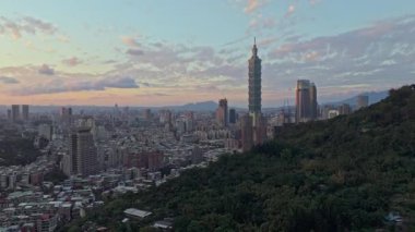 Yüksek binalar ve günbatımı olan şehir silueti. Taipei, Tayvan