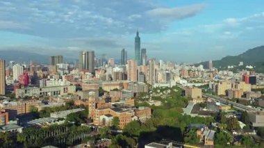 Modern binaların ve yeşilliklerin yer aldığı şehir silüeti. Taipei, Tayvan