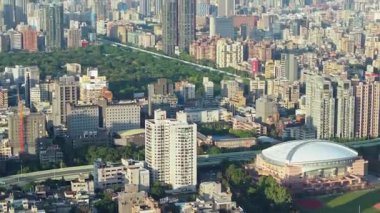 Yeşil parklı havadan şehir manzarası. Taipei, Tayvan