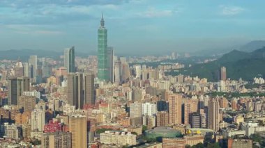 Yüksek binalar ve dağların yer aldığı şehir silueti. Taipei, Tayvan