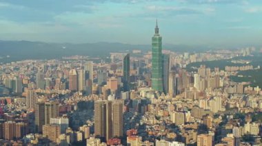 Yüksek binalar ve dağların yer aldığı şehir silueti. Taipei, Tayvan