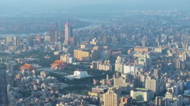 Şehrin gökyüzü ve nehir manzarası. Taipei, Tayvan