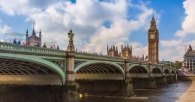 Big Ben'e ve Parlamento şafakta Londra'da
