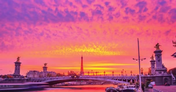 Dominantou slavné Seiny a Alexander Iii most Paříž, Francie