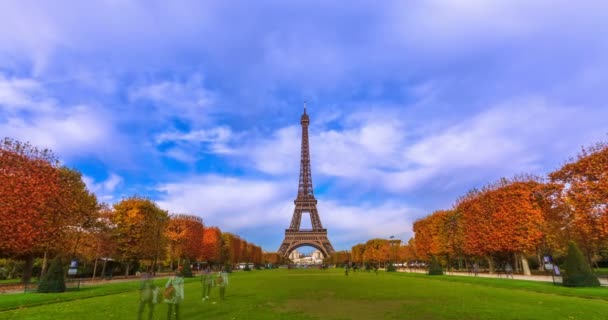 Der Eiffelturm in Paris — Stockvideo