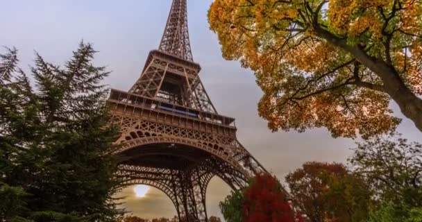Эйфелева башня в Париже — стоковое видео