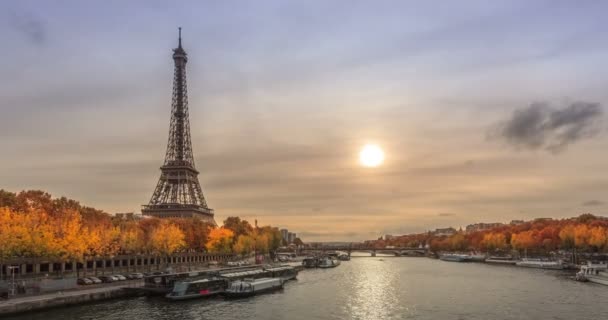 A Torre Eiffel em Paris — Vídeo de Stock