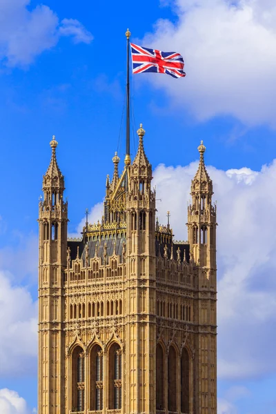 Státní vlajka na Victoria tower palace of Westminster — Stock fotografie