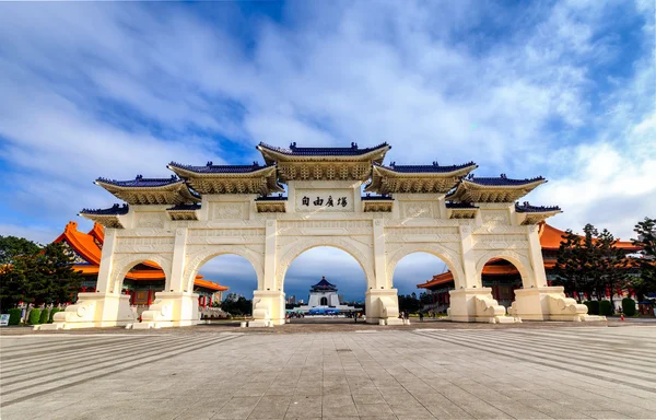 Chiang Kai-Shek Memorial Hall e os arcos chineses estão localizados na Liberty Square, Taipei, Taiwan — Fotografia de Stock