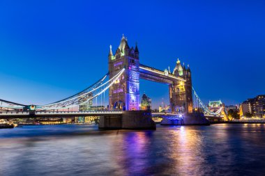 Londra'da gece ışıklı ışık ile kule Köprüsü