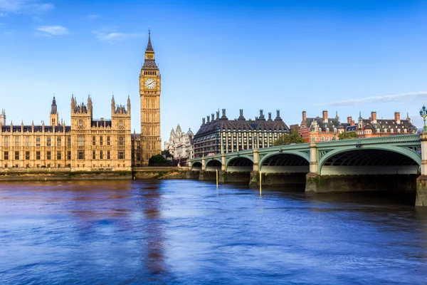 İngiltere, BK'da şafakta Thames Nehri üzerinde Big Ben