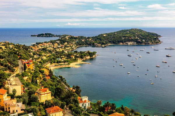 Akdeniz lüks resort ve yatlar ile defne görünümünü. Nice Cote d'Azur, Fransa. Fransız Riviera - turkuaz deniz ve mükemmel