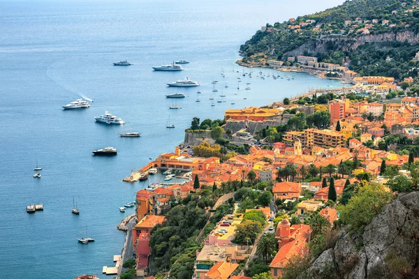 Widok Morza Śródziemnego luksusowy i zatokę z jachtów. Nice, Cote d'Azur, Francja. Francuska Riviera - turkusowe wody morza i doskonały — Zdjęcie stockowe