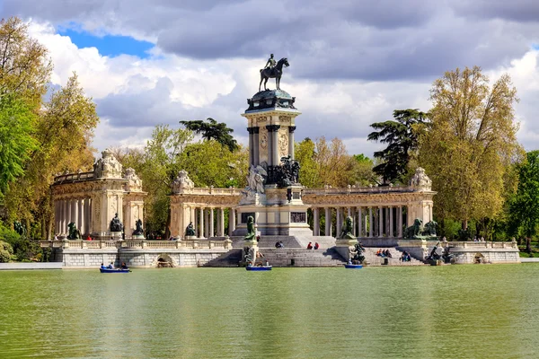 Monumento a Alfonso XII en el Parque del Buen Retiro — Foto de Stock