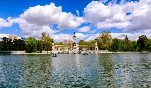 Parque del Buen Retiro Alfonso XII anıt