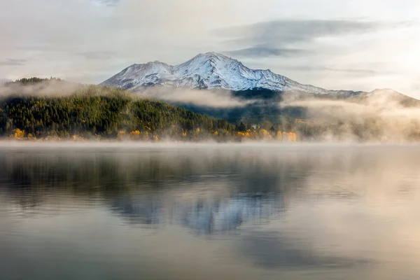 Güzel Mount Shasta ve Siskiyou Gölü
