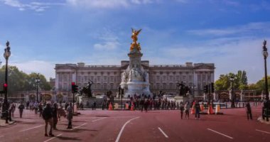 Güneşli bir günde Buckingham Sarayı 'nda Zafer Heykeli, Londra
