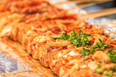 Gece semt pazarı (vegan, Barbekü stinky tofu)