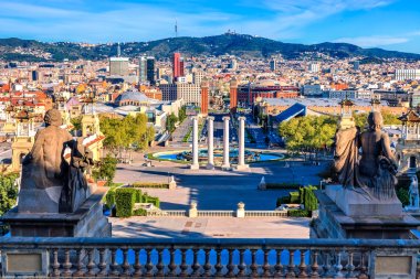 Barcelona şehir merkezi manzarası. Bir yaz gününde İspanya