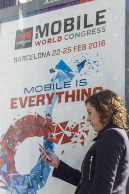 Barcelona, İspanya - 21 Şubat: akıllı telefonunu arayan kadın.