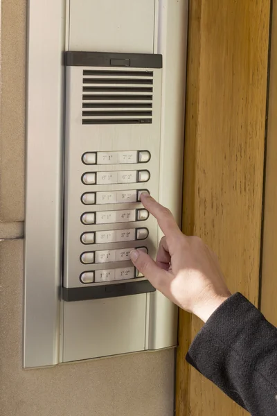 Vrouw roept de intercom — Stockfoto