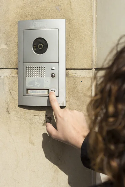 Kvinnan ringer på porttelefonen — Stockfoto