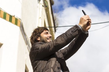 Yakışıklı adam kendi kendine portre çekici