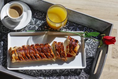 Kahvaltı tepsisiyle süt kahve ve puf böreği 