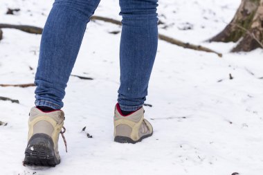 kar karşı yürüyüş botları