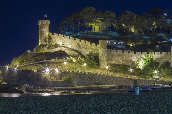 Night view of ancient fortress and Badia de Tossa bay in Tossa d — Stock Photo, Image