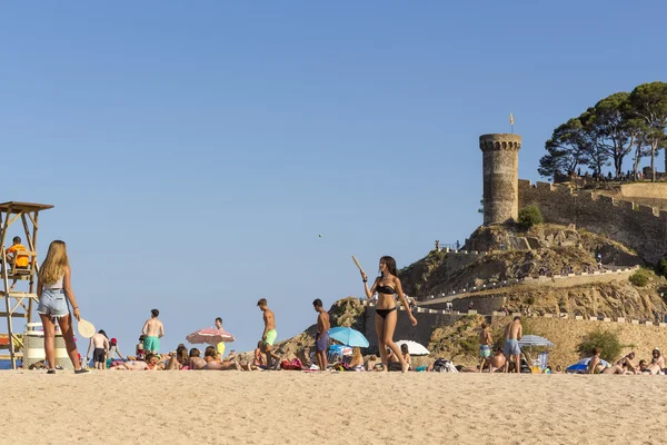 Tossa de Mar, Spain - July 16, 2016: Girls playing on the beach — Stock Photo, Image