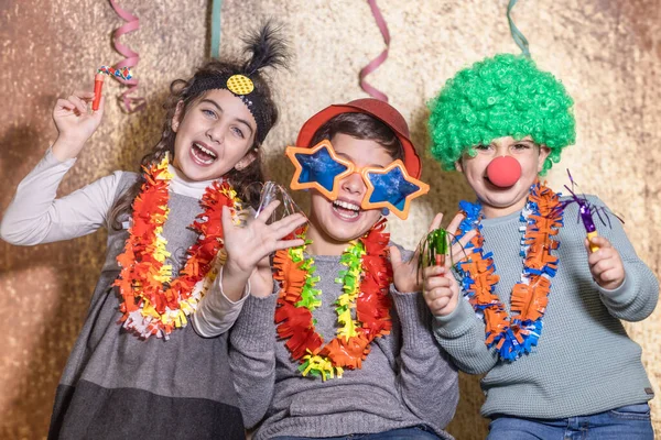 Троє Дітей Святкують Новий Рік Після Різдва Вдома — стокове фото
