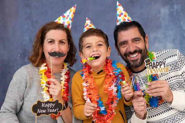 Happy Family Celebrating New Years Eve Home — Stock Photo, Image