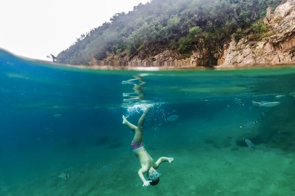 地中海での小さな子供のダイビング — ストック写真