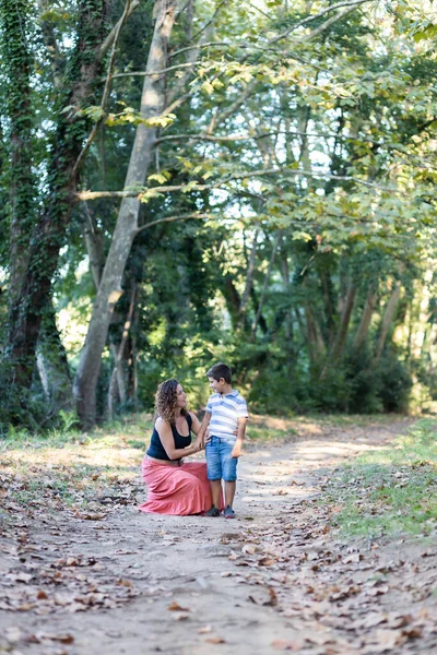 Frau Und Kind Stehen Auf Einem Waldweg — Stockfoto